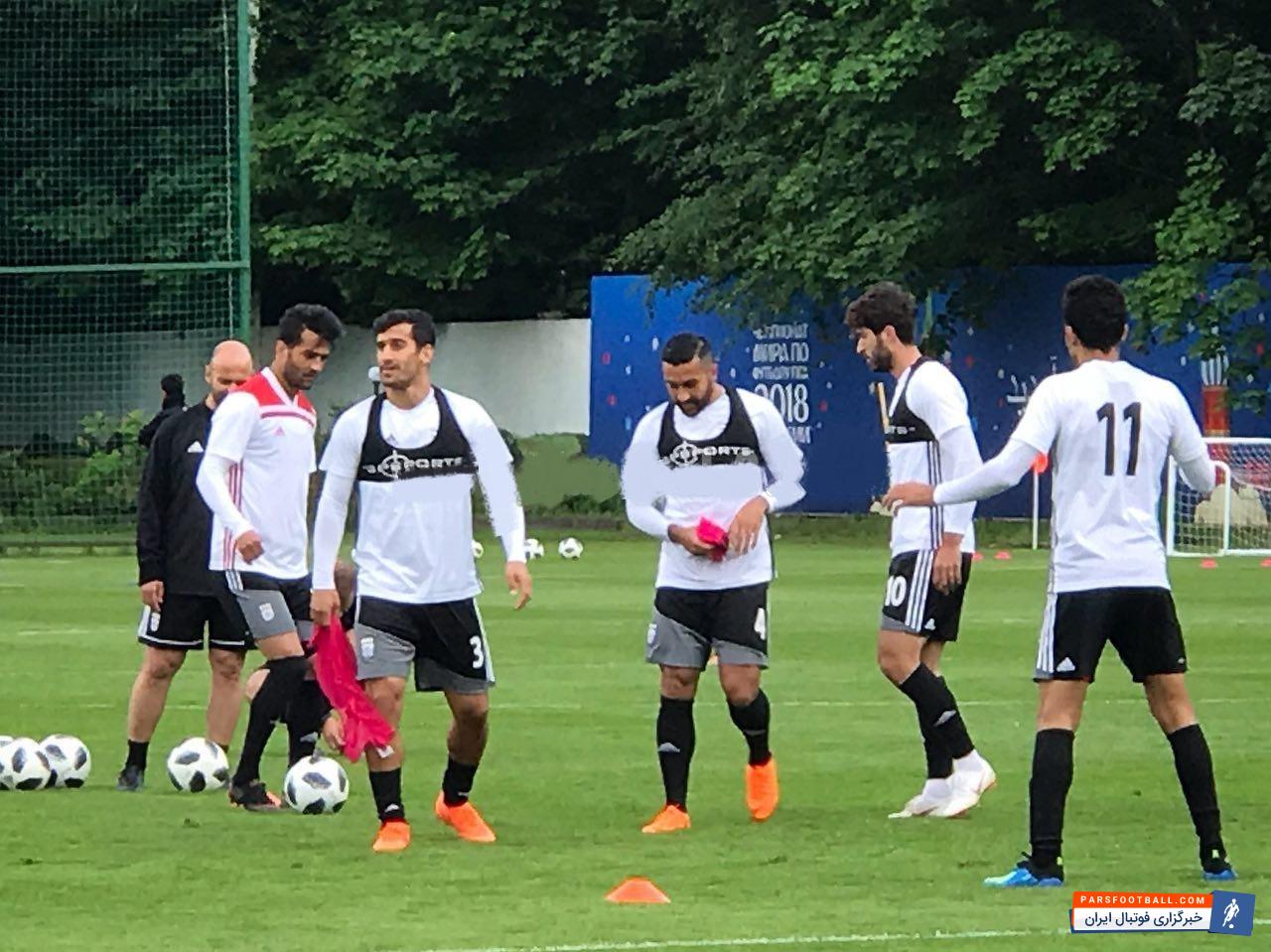 مسعود شجاعی با لباسی متفاوت در تمرین ملی پوشان حاضر شد مسعود شجاعی کاپیتان تیم ملی ایران در آخرین تمرین ملی پوشان با لباسی متفاوت از دیگران ظاهر شد.