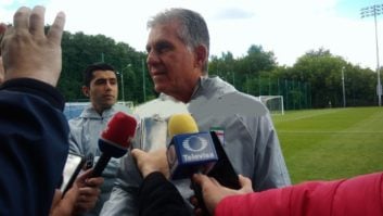 کی روش سرمربی تیم ملی همچنان یکی از مهمترین چهره های حاضر در روسیه محسوب می شود کی روش با کمال احترام درخواست خبرنگاران را قبول کرد.