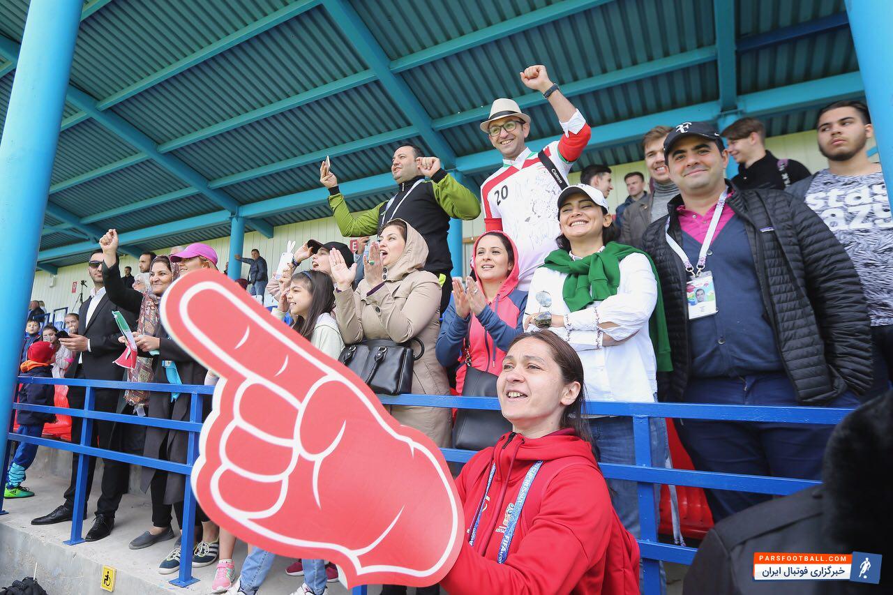 ایران ؛ حمایت هواداران تیم فوتبال ایران از ملی پوشان در تمرینات در کمپ لوکوموتیو
