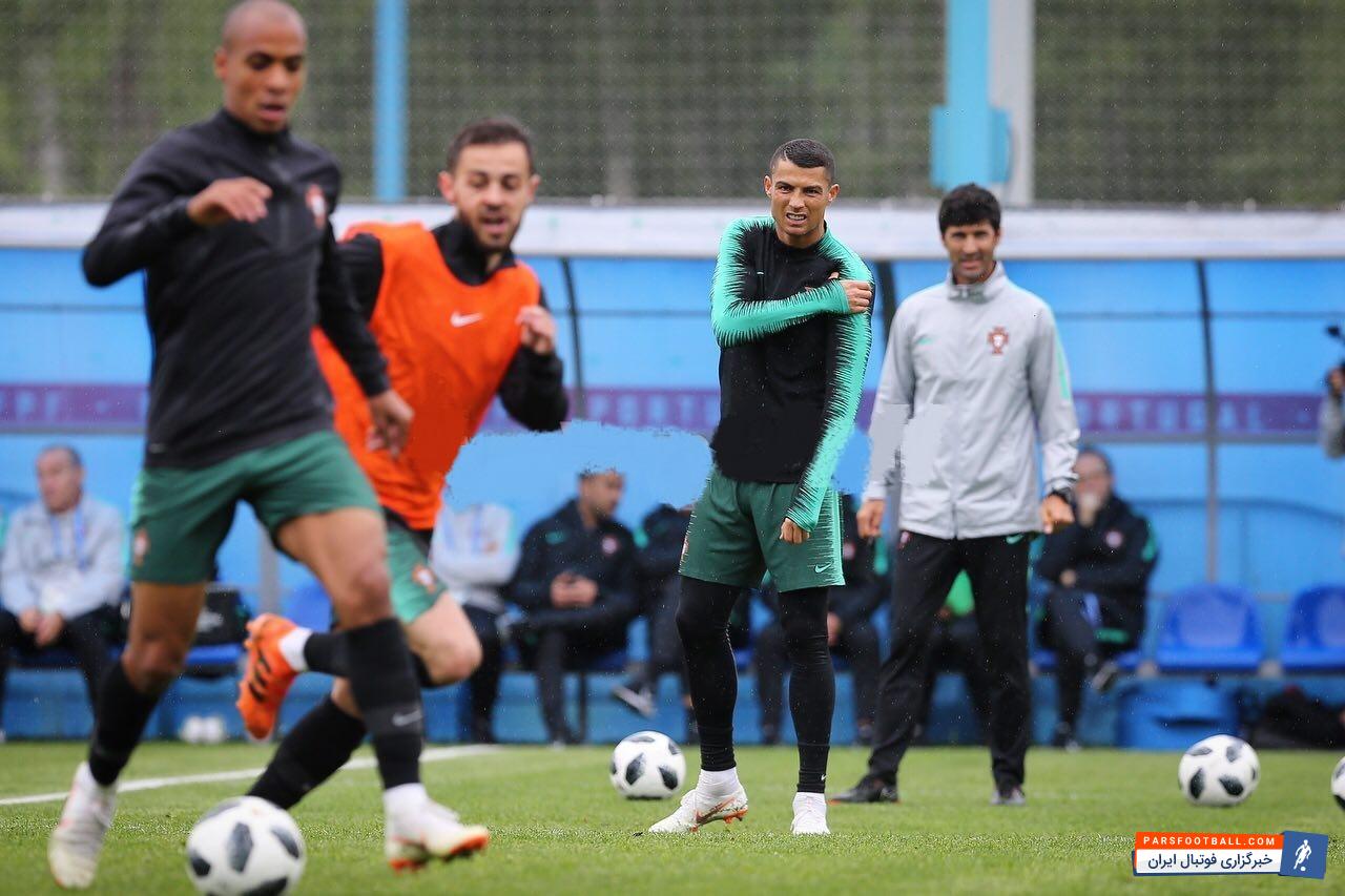 رونالدو فوق ستاره جهان است رونالدو در اواخر تمرین پرتغال پس از برخورد با ریکاردو کوآشما هم تیمی اش در تیم ملی پرتغال دچار مصدومیت جزیی شد.