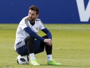 ستاره های تیم ملی آرژانتین از جمله لیونل مسی به ابراز احساسات هواداران حاضر در روسیه پاسخ دادند.