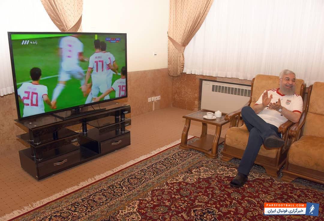 حسن روحانی در اقدامی جالب با پیراهن تیم ملی بازی را برابر مراکش تماشا کرد حسن روحانی با انتشار پستی در صفحه توئیتر خود این پیروزی ارزشمند را تبریک گفت.