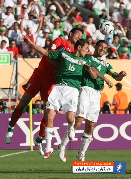 رافائل مارکز برای پنجمین دوره پیاپی به همراه تیم کشورش در جام جهانی حاضر بوده است در ادامه تصویری از سر علی دایی روی رافائل مارکز می بینید.