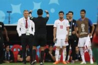 کی روش نسبت به خطای پنالتی روی طارمی منتقد بود و درخواست داد تا این صحنه از سوی کمک داور ویدئویی باز بینی شود اما داور مسابقه به سراغ کی روش رفت.