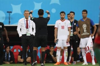 کی روش نسبت به خطای پنالتی روی طارمی منتقد بود و درخواست داد تا این صحنه از سوی کمک داور ویدئویی باز بینی شود اما داور مسابقه به سراغ کی روش رفت.