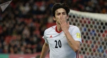 آزمون ؛ پاره کردن تصویر سردار آزمون در بیلبورد ایران در جام جهانی از سوی منتقدان