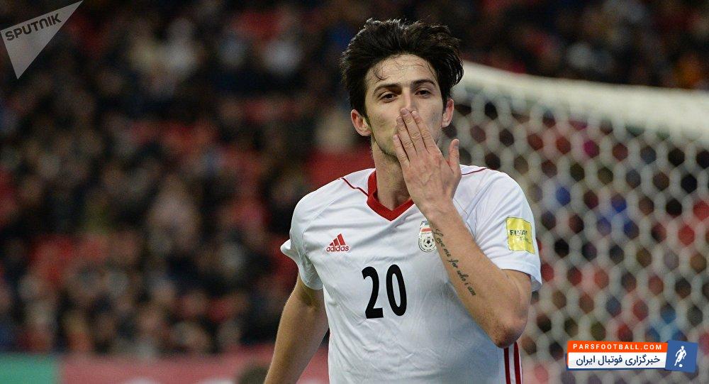 آزمون ؛ پاره کردن تصویر سردار آزمون در بیلبورد ایران در جام جهانی از سوی منتقدان