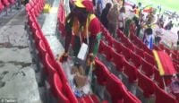 سنگال ؛ تمیز کردن ورزشگاه از سوی هواداران تیم فوتبال سنگال بعد از برد برابر لهستان