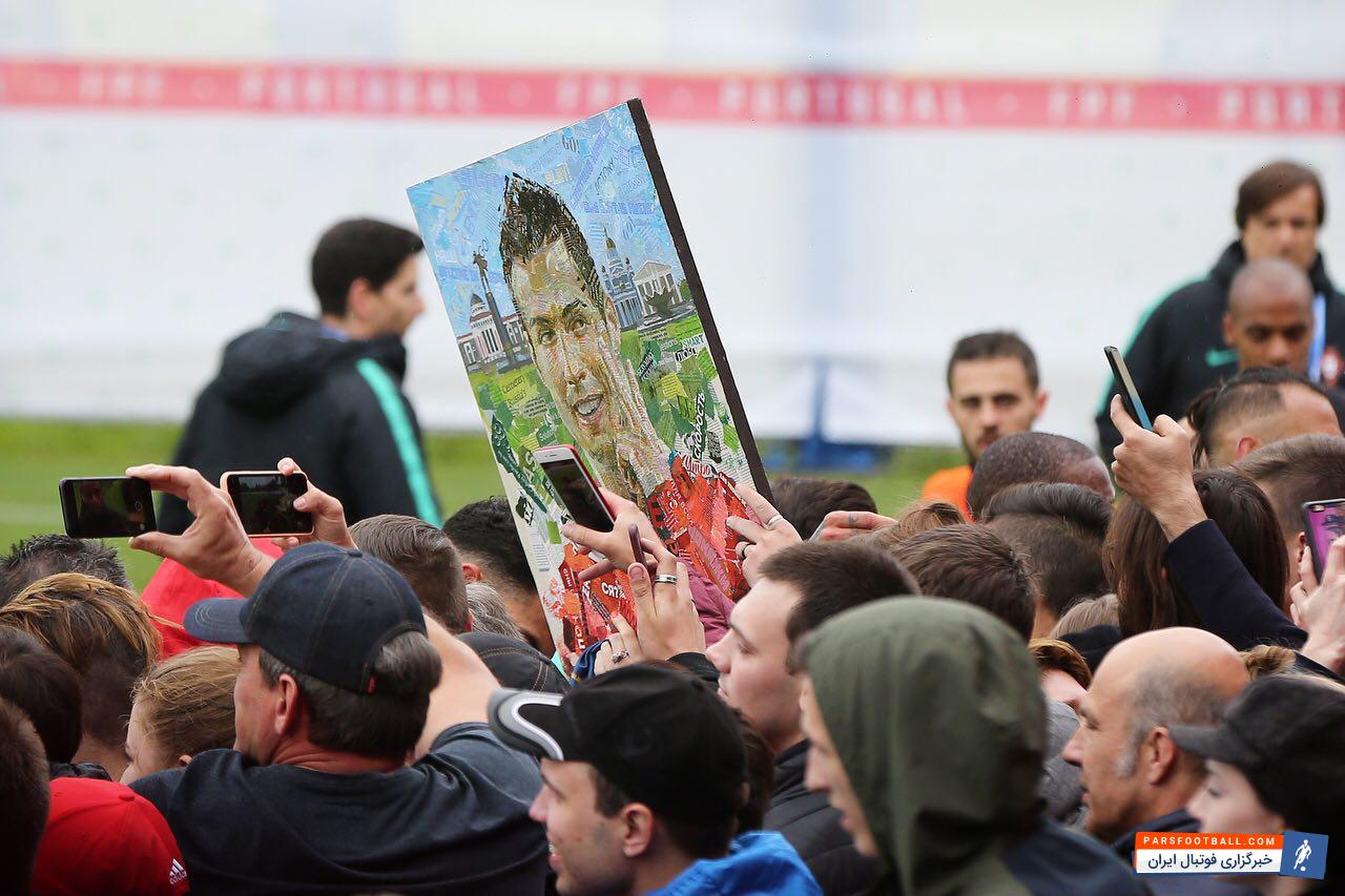 رونالدو ؛ امضای کریس رونالدو ستاره پرتغال بر روی اثر هنری هوادار روس