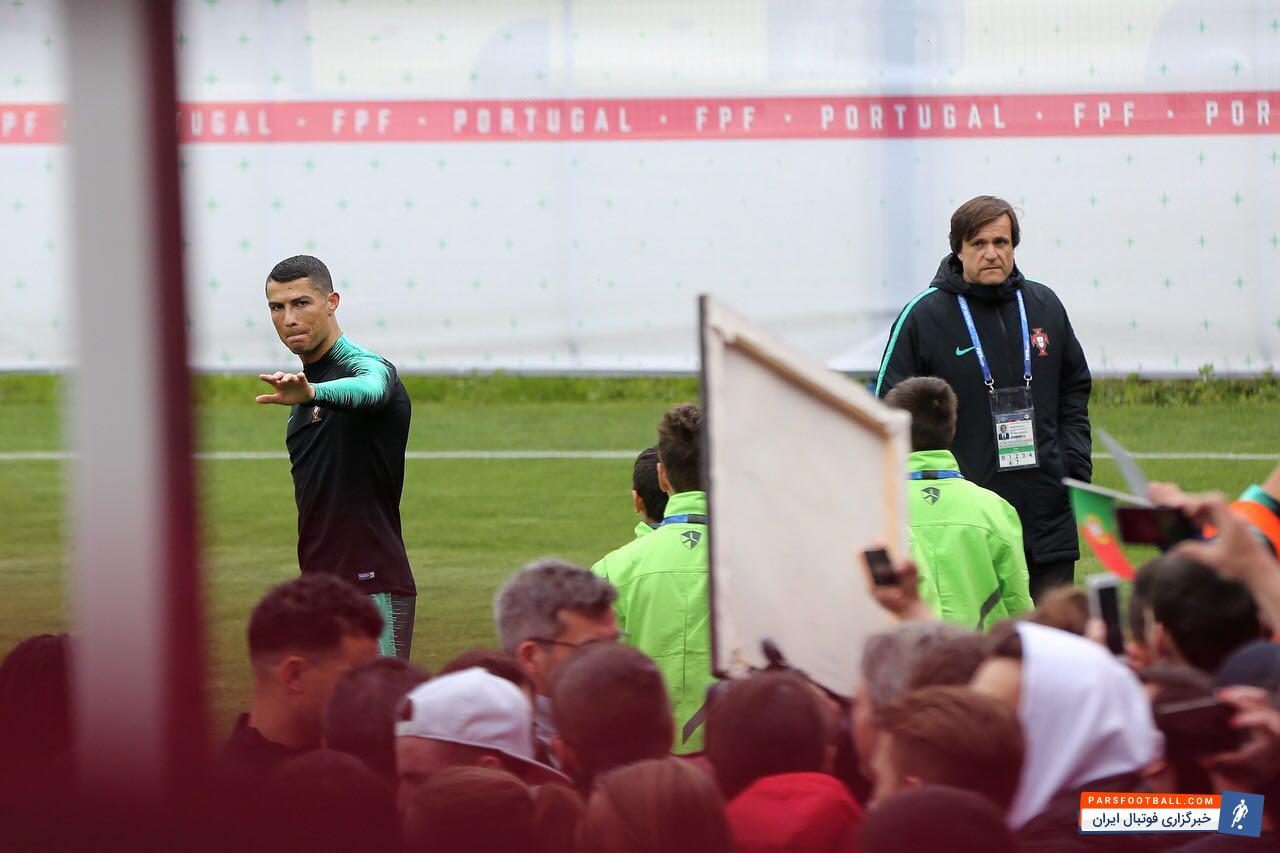 رونالدو ؛ امضای کریس رونالدو ستاره پرتغال بر روی اثر هنری هوادار روس