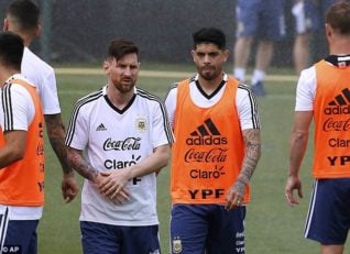 اور بانگا ستاره خط میانی تیم ملی آرژانتین در جریان تمرین روز گذشته دچار مصدومیت از ناحیه زانو شده است.