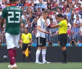 علیرضا فغانی داور دیدار آلمان - مکزیک ؛ صحنه تذکر جدی علیرضا فغانی به تونی کروس