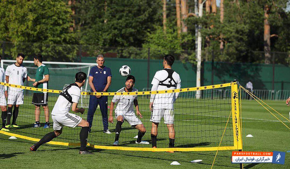 کارلوس کی روش سرمربی تیم ملی کشورمان در جریان فوتبال تنیسی شاگردانش که در تمرین امروز برگزار شد، حضور فعالی داشت.کارلوس کی روش سرمربی تیم ملی کشورمان در جریان فوتبال تنیسی شاگردانش که در تمرین امروز برگزار شد، حضور فعالی داشت.