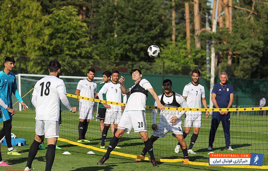 کارلوس کی روش سرمربی تیم ملی کشورمان در جریان فوتبال تنیسی شاگردانش که در تمرین امروز برگزار شد، حضور فعالی داشت.کارلوس کی روش سرمربی تیم ملی کشورمان در جریان فوتبال تنیسی شاگردانش که در تمرین امروز برگزار شد، حضور فعالی داشت.