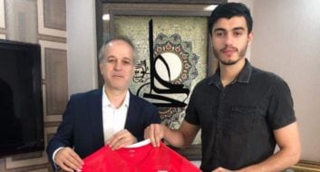 علی عبدالله زاده مدافع فصل گذشته صنعت نفت آبادان که با امضای قراردادی 3 ساله راهی تراکتورسازی تبریز شد، با انتشار پستی در اینستاگرامش، به حضورش در تبریز واکنش نشان داد.