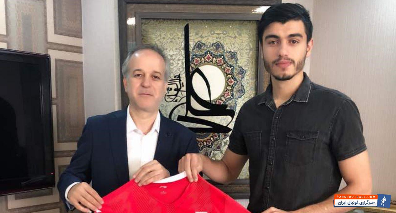 علی عبدالله زاده مدافع فصل گذشته صنعت نفت آبادان که با امضای قراردادی 3 ساله راهی تراکتورسازی تبریز شد، با انتشار پستی در اینستاگرامش، به حضورش در تبریز واکنش نشان داد.