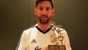 لیونل مسی از سوی کاربران مجله اونزه موندیال به عنوان بهترین بازیکن فصل 2017/18 اروپا انتخاب شد و جایزه ONZE D’OR را دریافت کرد.لیونل مسی از سوی کاربران مجله اونزه موندیال به عنوان بهترین بازیکن فصل 2017/18 اروپا انتخاب شد و جایزه ONZE D’OR را دریافت کرد.