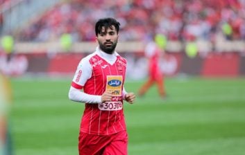 مسلمان ؛ تصویری از محسن مسلمان ستاره پیشین پرسپولیس با تی شرت زرد رنگ