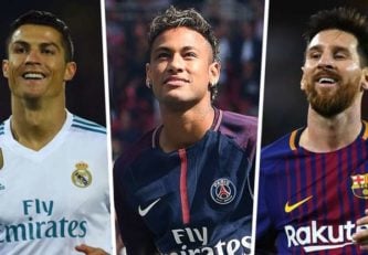 تصویری از بدل سه فوق ستاره فوتبال جهان، مسی رونالدو و نیمار در فضای مجازی به اشتراک گذاشته شده که در کنار یکدیگر در حال تماشای مسابقه ی بیسبال هستند.