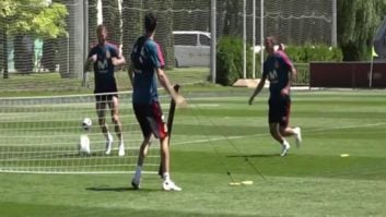 فوتبال تنیسی بازیکنان تیم ملی اسپانیا در تمرینشان