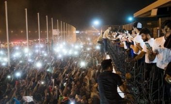 بازگشت تیم ملی فوتبال به کشور در میان استقبال پر شور مردم