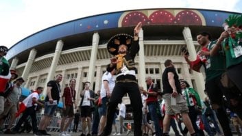 مکزیک ؛ تصویری از ماکت طرفدار مکزیک که همسرش مانع حضور او در روسیه شد