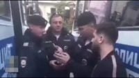 سلفی و امضا گرفتن پلیسای مسکو از رضا پرستش