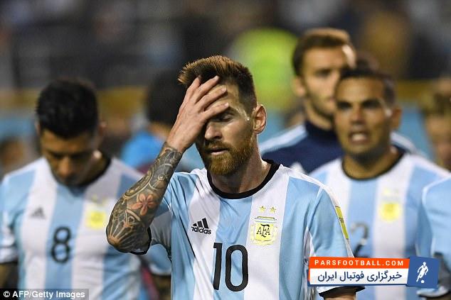 آرژانتین ؛هوادار آرژانتین از شدت عصبانیت حذف تیمش تلویزیونش را از خانه به وسط خیابان پرت کرد
