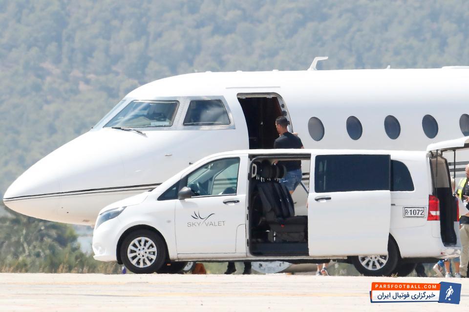 رونالدو برای ادامه تعطیلات تابستانی خود راهی ایبیزا شده بود کریستیانو رونالدو ستاره پرتغالی و جدید یوونتوس به زودی تمرینات خود را در تورین آغاز خواهد کرد.