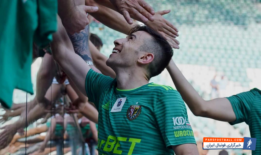 حرف‌های فرشاد احمدزاده موج عجیب و غریبی علیه این بازیکن در فضای مجازی به راه انداخت و طرفداران پرسپولیس علیه او جبهه گرفتند و شروع به فحاشی کردند.