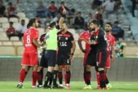 بازی پرسپولیس و فولاد کارت قرمز در بر داشت اما این بار یک فولادی از زمین اخراج شد پرسپولیس با نتیجه قاطعانه فولاد را از پیش رو برداشتند.