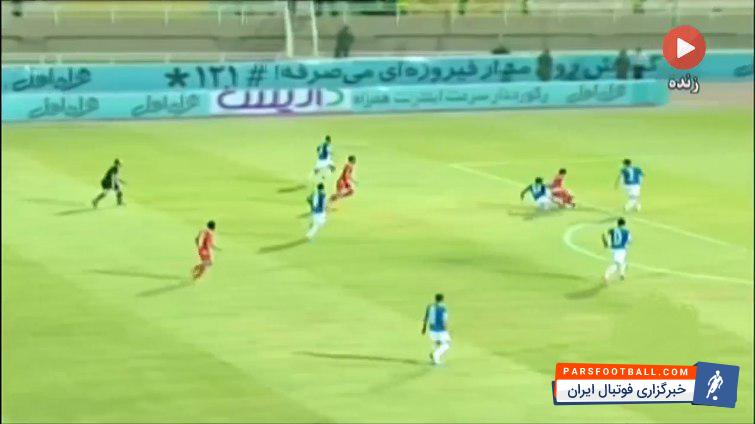 سیامک نعمتی در حوالی محوطه جریمه به زمین خورد و داور خطا گرفت اما پرسپولیسی ها اعتقاد دارند در این صحنه باید روی سیامک نعمتی پنالتی گرفته می شد.