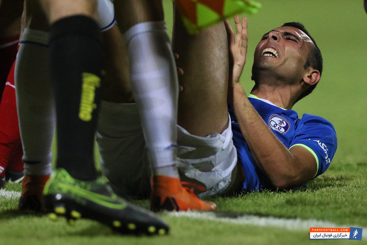 گادوین منشا مهاجم تیم پرسپولیس است منشا در نیمه دوم بازی با استقلال خوزستان به شکلی عجیب قصد داشت بازیکن مصدوم آبی ها را به بیرون انتقال دهد.