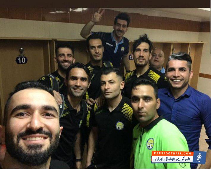 داریوش شجاعیان به دلیل پارگی رباط صلیبی چند ماهی است دور از فوتبال مانده داریوش شجاعیان دیروز به محل بازی اکسین البرز و فجرسپاسی رفت.