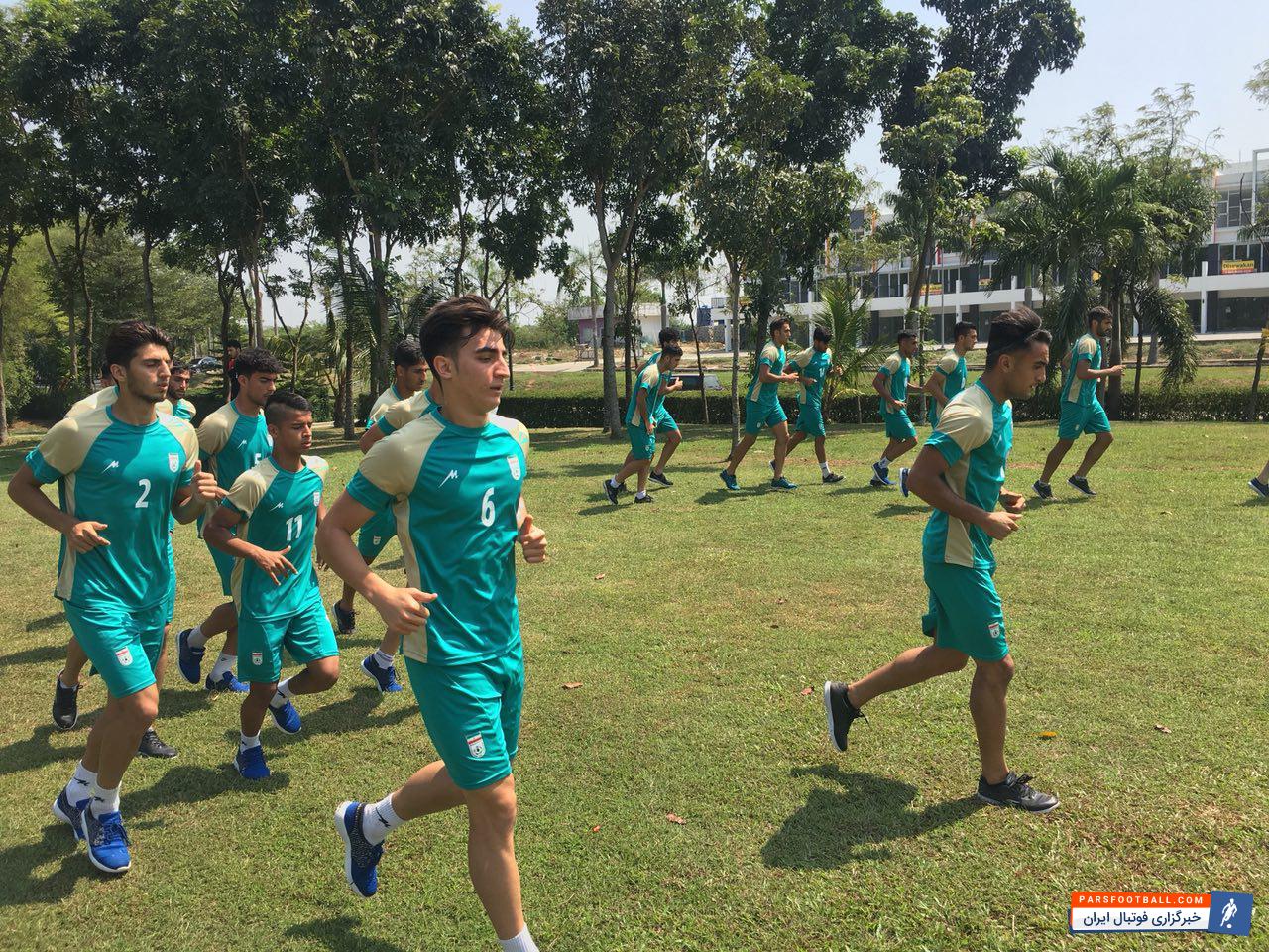 بازیکنان تیم ملی امید به دو دسته تقسیم شدند، نفرات ثابت  تیم ملی امید که در روز مقابل کره شمالی بازی کردند به گوشه ای از زمین رفتند نفرات ذخیره تمرین کردند.