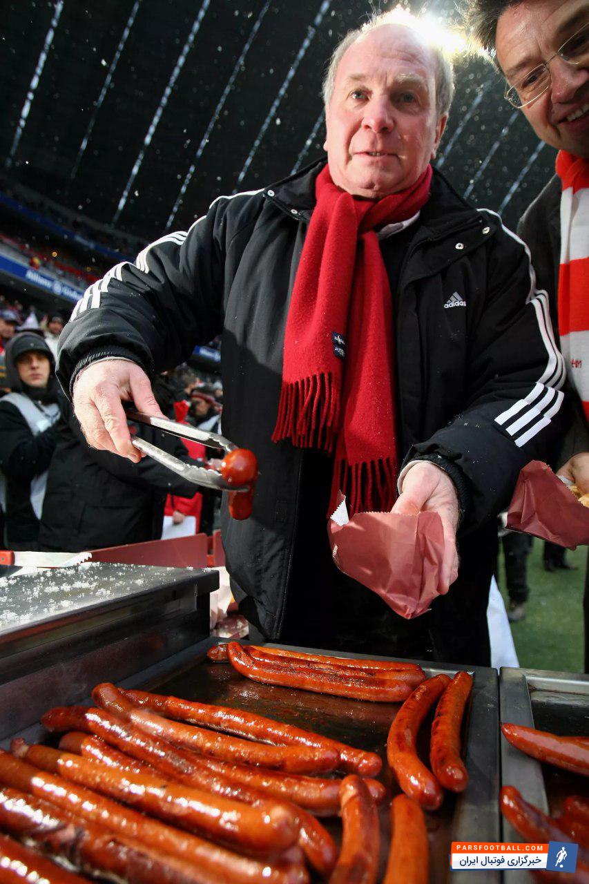 هوینس رئیس باشگاه بایرن است بایرن از فصل جاری در ورزشگاه خانگیاش آلیانز آرنا با سوسیسهای تولیدی کارخانهی اولی هوینس از هواداران خود پذیرایی خواهد کرد.