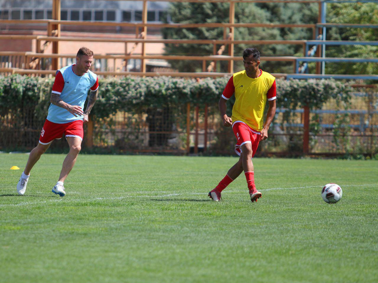 تراکتورسازی تیم پرستاره لیگ برتر به دنبال کسب دومین پیروزی خود در این مسابقات است تراکتورسازی آخرین تمرین خود قبل از دیدار ماشین سازی را برگزار کرد.