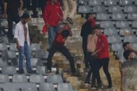 این تصویر به خوبی شیوه ایجاد مهمات از سوی هواداران تراکتورسازی را نشان میدهد نکته جالب این که در پست یکی از هواداران تراکتورسازی باتوم ماموران انتظامی است! استقلال