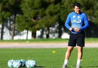 محمد نوازی پیشکسوت باشگاه استقلال به شدت از سرمربی و بازیکنان این تیم انتقاد و تأکید کرد شفر مربی آلمانی این تیم ضعیف است.