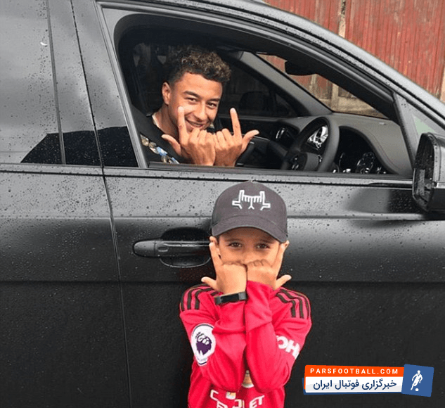 جسی لینگارد وینگر جوان منچستر در حاشیه تمرین امروز در کمپ کارلینگتون هدیهای از هوادار 7 ساله دریافت کرد.