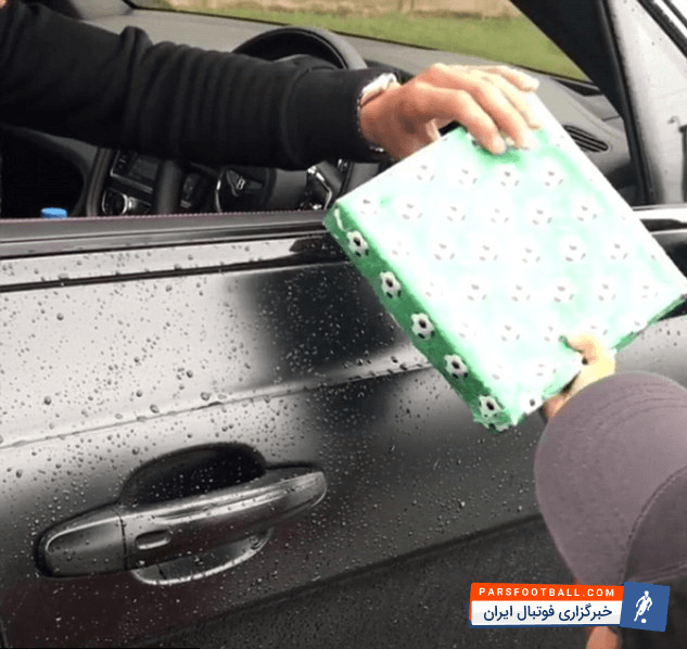 جسی لینگارد وینگر جوان منچستر در حاشیه تمرین امروز در کمپ کارلینگتون هدیهای از هوادار 7 ساله دریافت کرد.