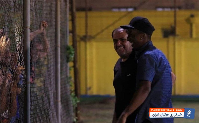 جاناتان بالوتلی مهاجم ۲۹ ساله برزیلی امشب در تمرین صنعت نفت حاضر شد و مورد تشویق هواداران آبادانی قرار گرفت.