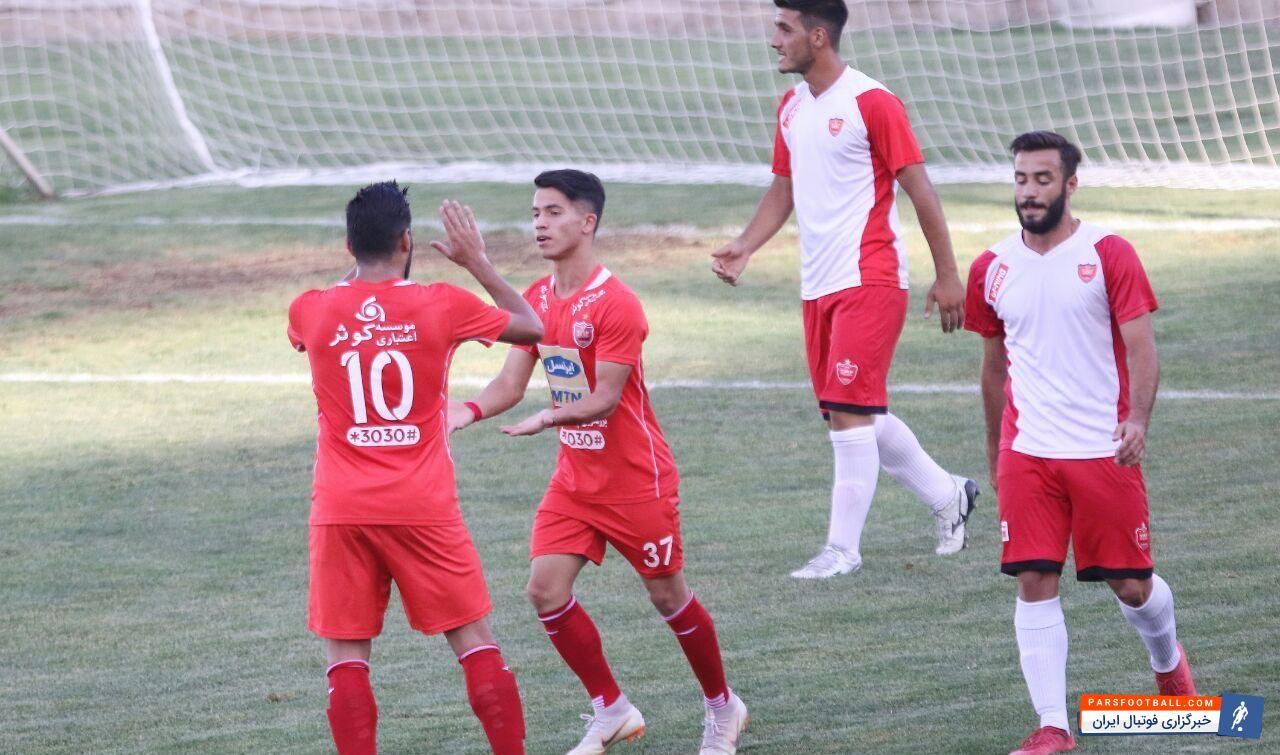 تمرین تیم پرسپولیس برای دیدار با صنعت نفت آبادان در ورزشگاه شهید کاظمی پیگیری شد و این تیم دیدار دوستانه یا با تیم امید خود برگزار کرد. از حواشی این تمرین می توان به درگیری مصطفی قنبرپور با یک خبرنگار اشاره کرد.