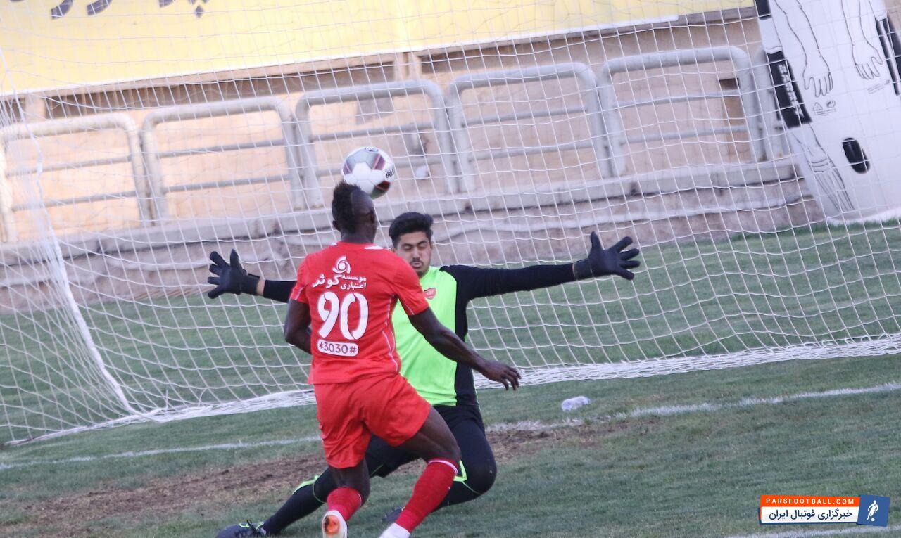 منشا - تمرین تیم پرسپولیس برای دیدار با صنعت نفت آبادان در ورزشگاه شهید کاظمی پیگیری شد و این تیم دیدار دوستانه یا با تیم امید خود برگزار کرد. از حواشی این تمرین می توان به درگیری مصطفی قنبرپور با یک خبرنگار اشاره کرد.