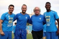 سرمربی تیم فوتبال استقلال در تمرین امروز(چهارشنبه) آبیپوشان جلسهای را با روزبه چشمی برگزار کرد.