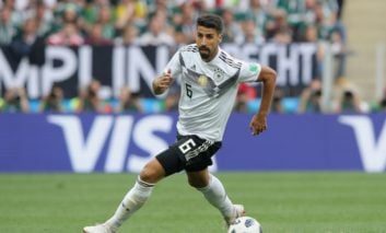 شایعه شده بود سامی خدیرا هم بعد از مسوت اوزیل و ماریو گومز قصد دارد با تیم ملی آلمان خداحافظی کند، اما هافبک یوونتوس این مسئله را تکذیب کرد.