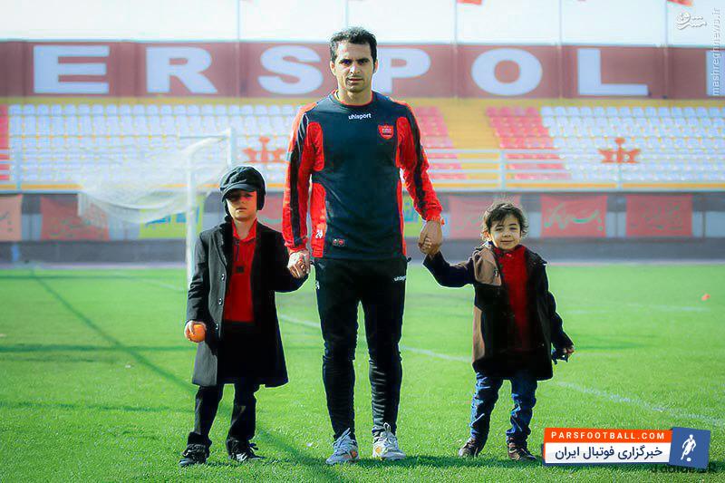 سرپرست باشگاه پرسپولیس پیراهن این باشگاه را به فرزند هادی نوروزی کاپیتان فقید این تیم تقدیم کرد.