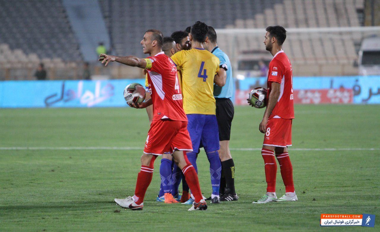 بازیکنان پرسپولیس برای باز کردن دروازه حریف، عجله زیادی داشتند آنها با وجود استفاده از دو توپ برای شروع مجدد باز هم موفق به گلزنی نشدند.