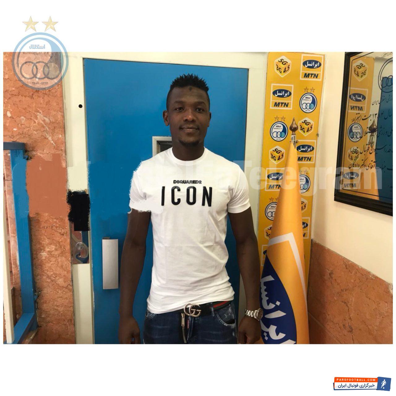 الحاجی گرو پس از کش و قوس های فراوان با استقلال تهران قرار داد امضا کرد و در ادامه اولین عکس الحاجی گرو نیجریه ای را در باشگاه می بینید.