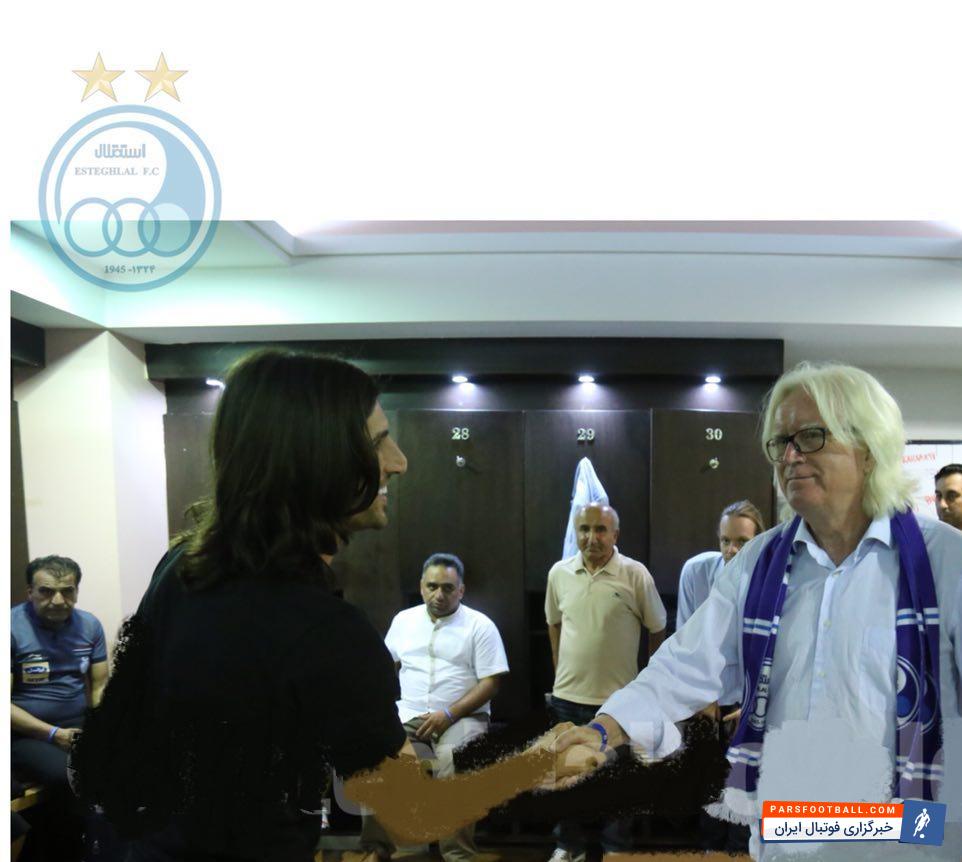 همام طارق در رختکن این تیم حاضر شد همام طارق بازیکن عراق استقلال که امشب وارد تهران شد دقایق آخر بازی در ورزشگاه آزادی حاضر شد.